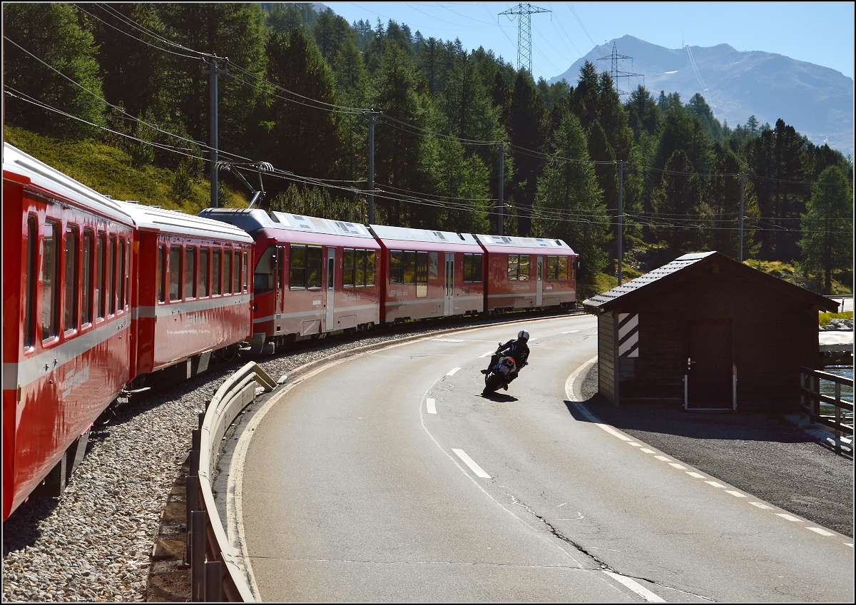 Während es andere eilig haben, genießt man die entschleunigte Reise im Engadin. Zwischen Pontresina und Diavolezza. August 2015.