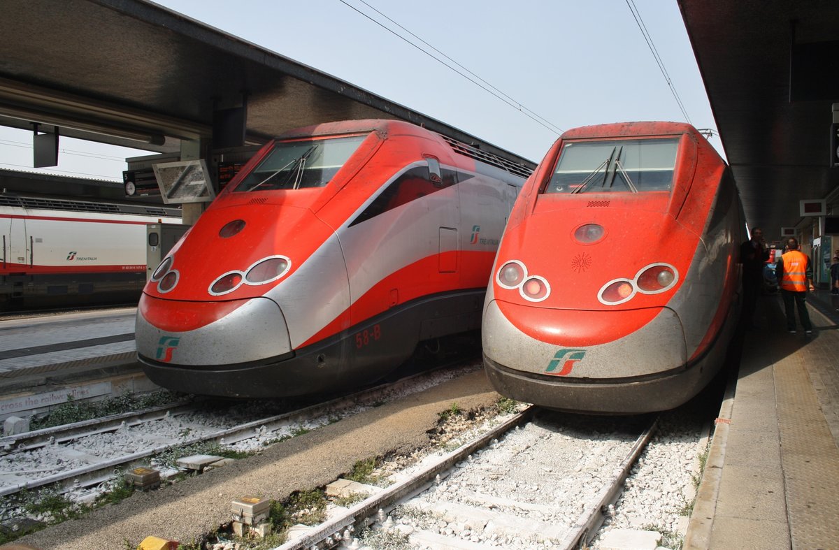 Während der ES9431 Venezia Santa Lucia-Roma Termini (links im Bild) auf Abfahrt wartet, hat der ES9414 aus Napoli Centrale soeben den Bahnhof Venezia Santa Luica erreicht. (2.10.2016)