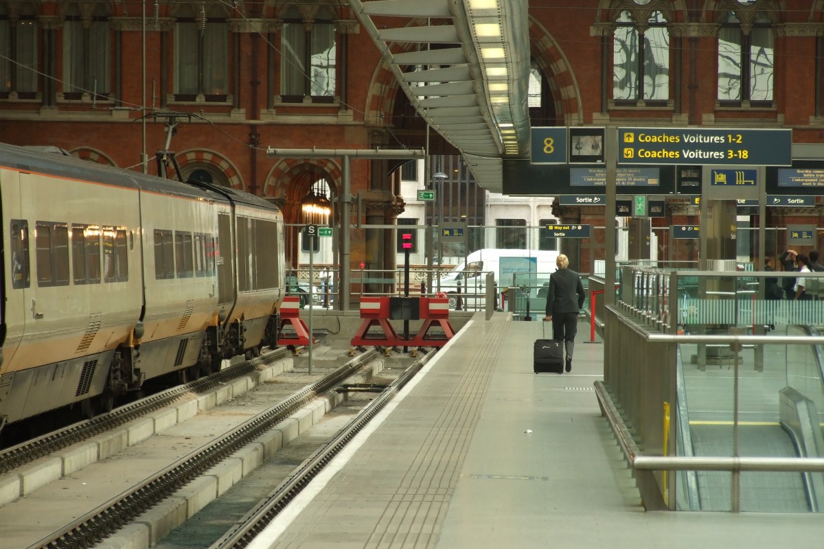 Whrend Eurostar 9141 am Gleis 7 schon vor einigen Minuten einfuhr (nicht zu sehen im Bild rechts), wird der nchste Eurostar-Zug am Gleis 9 fr seine Fahrt vorbereitet - unbeachtet von einer der Zugbegleiterinnen.

London St. Pancras, der 26.09.2013