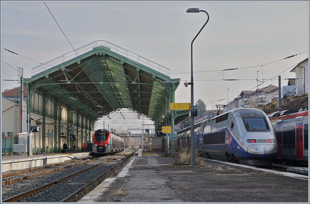 Während in Evian Les Bains im Hintergrund ein SNCF Z 31500 Coradia Polyvalent régional tricourant als Léman Express auf die Abfahrt wartet, steht auf Gleis drei ein TGV Duplex. 
An Wochenenden in der Feriensaison im Winter und Sommer verkehren jeweils TGV Züge direkt von Paris nach Evian (und weiteren Ferien-Destinationen), dies gibt den Reisend die Gelegenheit, umsteigefrei anzureisen, und dem Fotografen, einen TGV in einer - na ja - eher  Nebenahnähnlichen  Station zu fotografieren. 


8. Februar 2020