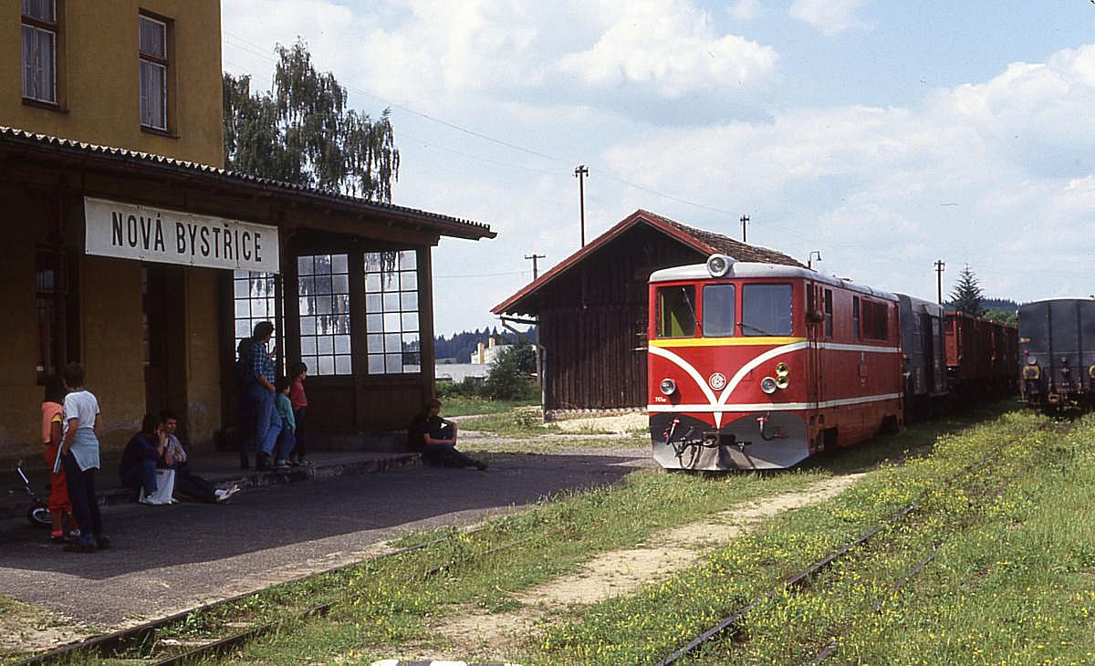 Während die Fahrgäste auf die Bereitstellung des Personenzuges nach Jindrichuv Hradec warten, hat Schmalspur Diesellok 705919 am 8.6.1992 im Bahnhof Nova Bystrice noch umfangreiche Rangier Arbeiten zu tätigen.