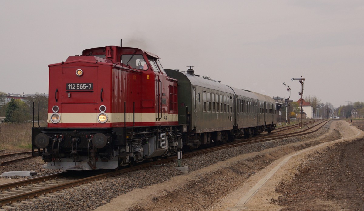Während einer Fahrt für das Unternehmen Pressnitztalbahn konnte die 112 565 in Wriezen fotografiert werden. 05.04.14