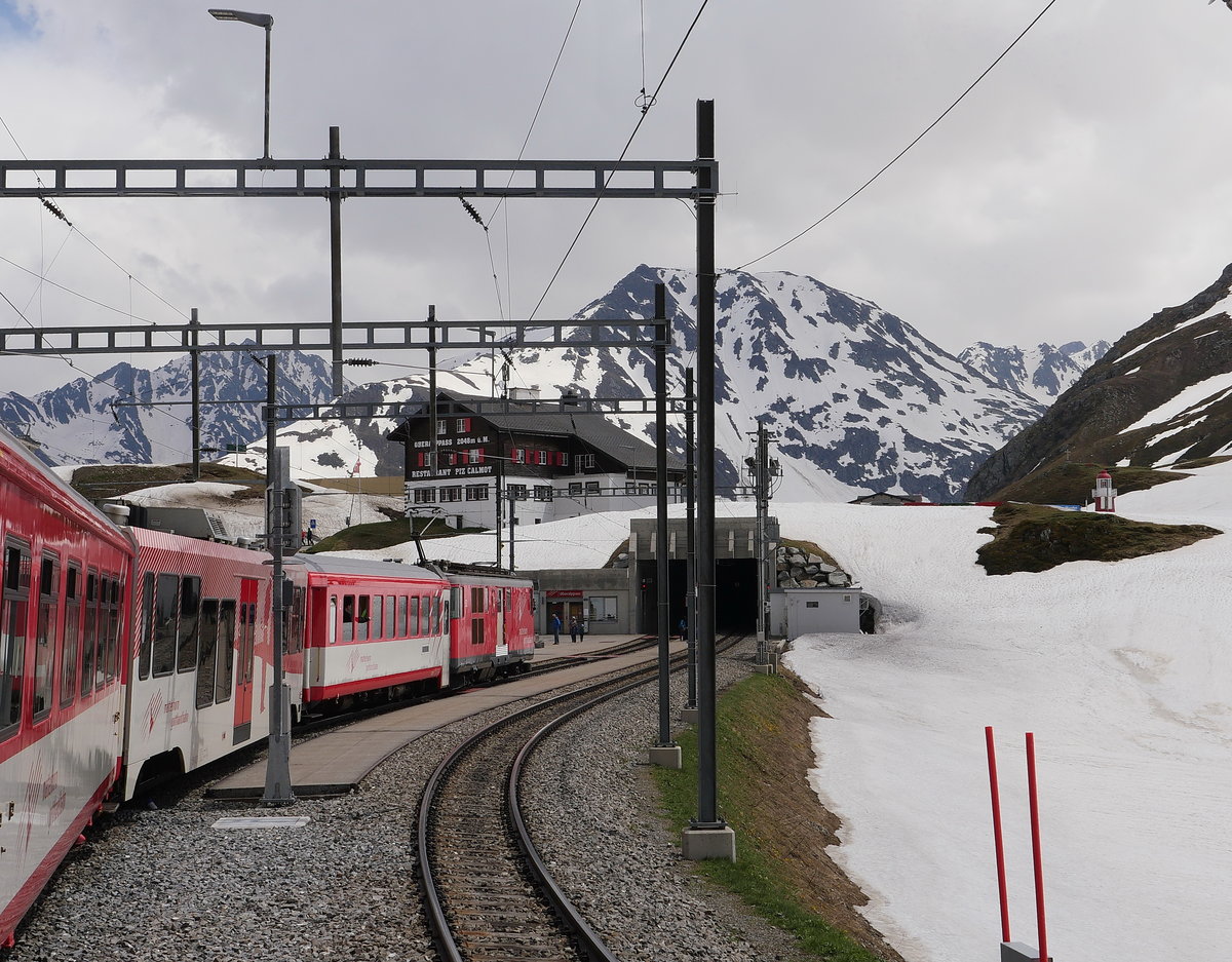 Während der Fahrt mit R 844 von Andermatt nach Disentis/Muster bei Einfahrt in Station Oberalppass, rechts im Bild der Leuchtturm (eine Marketingaktion, soll Symbol sein für die Verbindung zwischen Anfang und Ende des Rhein), 12.06.019
