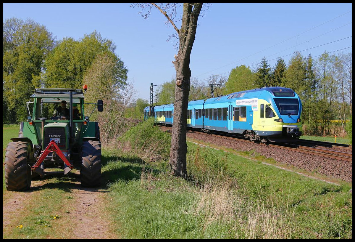 Während der Feldarbeit am Bauernhof Wortmann in Hasbergen kommt hier am 23.04.2020 um 9.05 Uhr der ET 9.05 der Eurobahn nach Osnabrück vorbei.