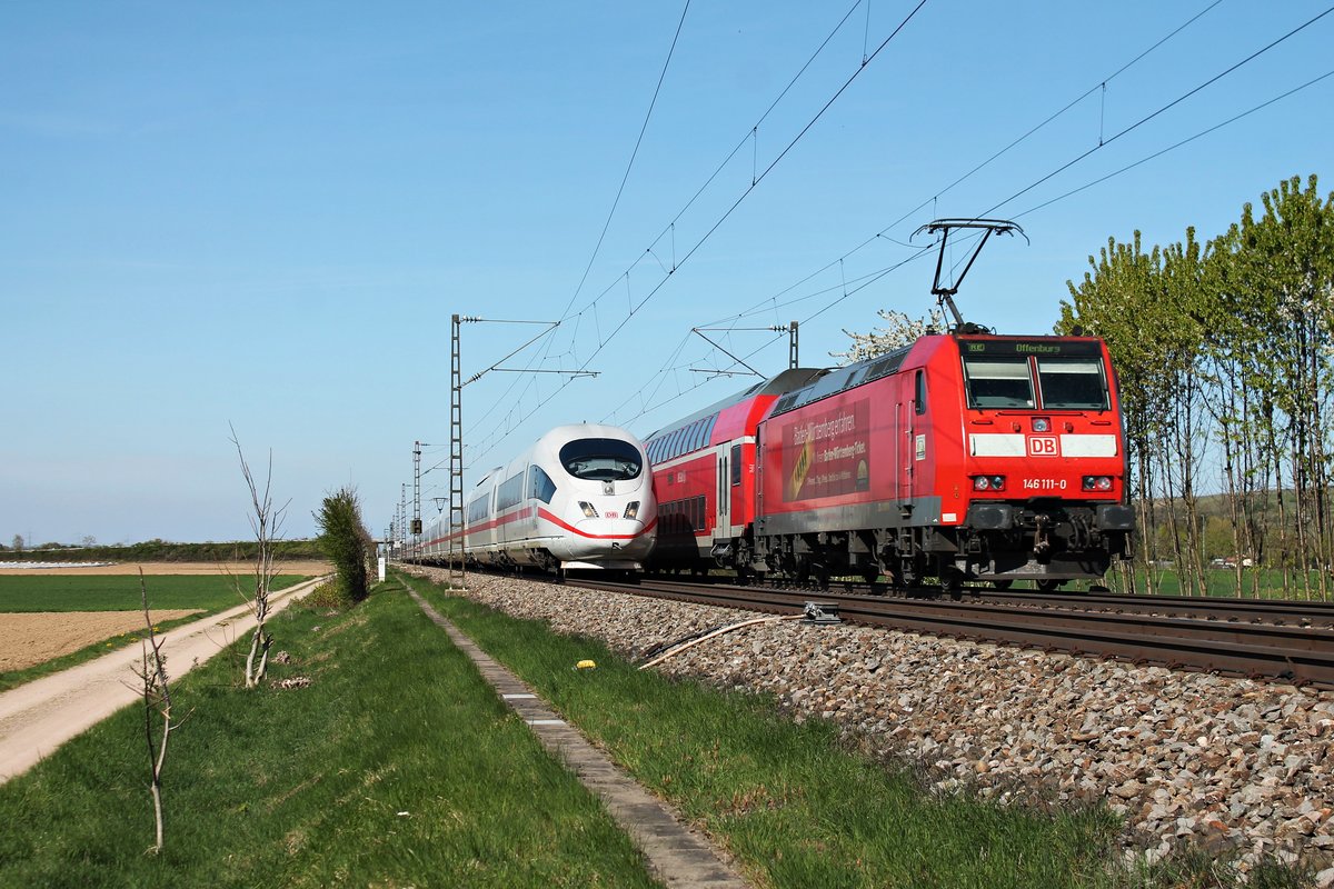 Während die Freiburger 146 111-0  Baden Württemberg erfahren  ihren RE (Basel Bad Bf - Offenburg) am 07.04.2017 in Richtung Norden schob, begegnete ihr auf höhe von Hügelheim auf der KBS 703 der 403 058-1  St.Ingbert  zusammen mit dem 403 403 018-5  Münster (Westf.) , die auf dem Weg nach Basel SBB waren.