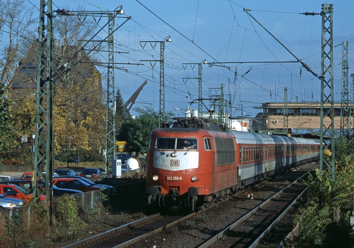 Während früher die 103 am Rhein allgegenwärtig war, repräsentierte 103 180 am  27.10.1999 in Bingen eine der letzten Planleistungen. 