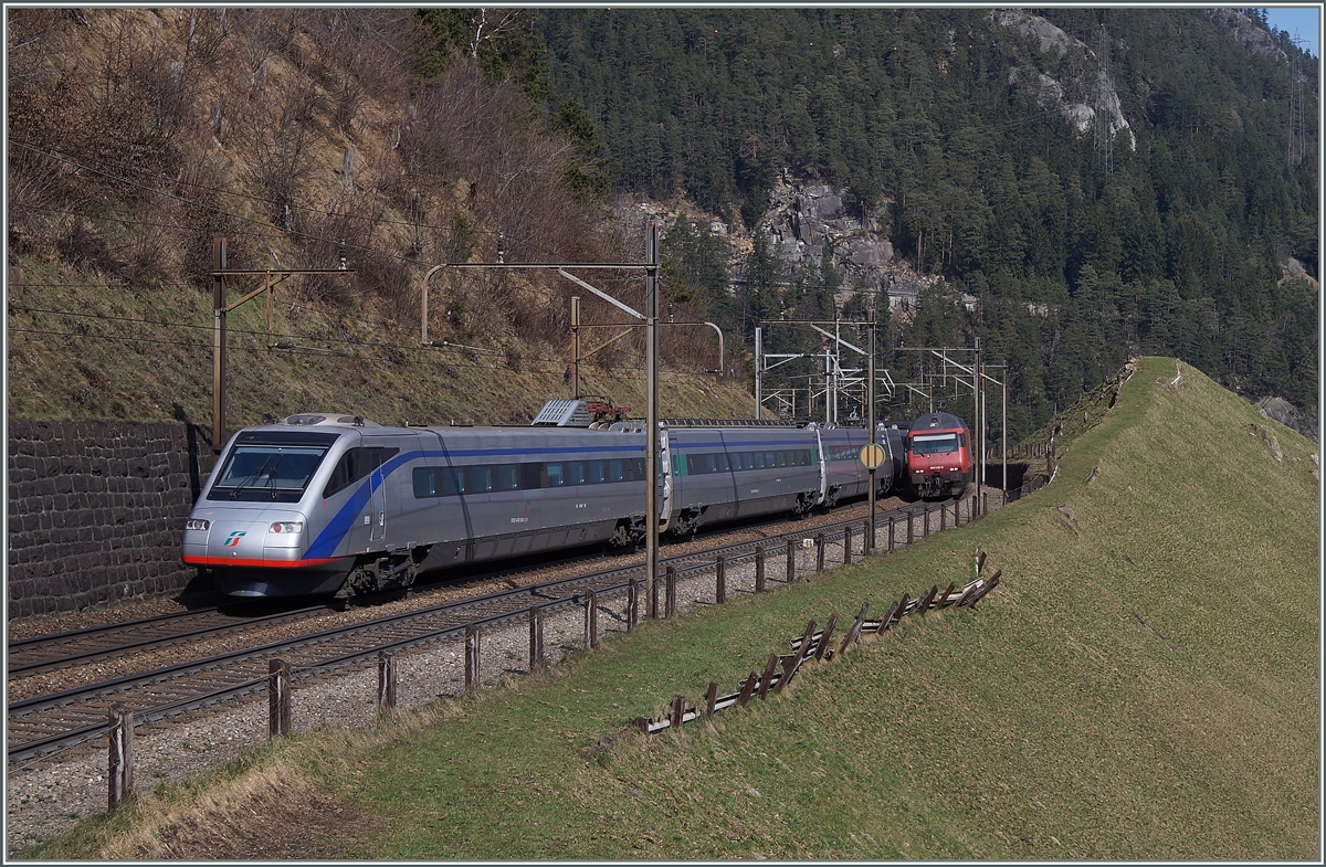 Während der FS ETR 470 als EC 14 von Milano nach Zürich die Obere Entschigtal Gallerie verlassen hat, kommt aus der Gegenrichtung bereits der IR nach Locarno ins Bild.
21. März 2014