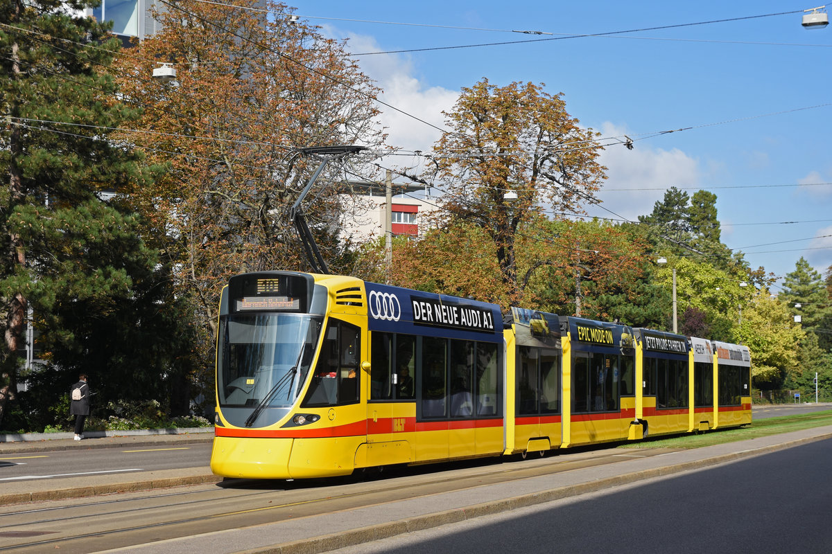 Während der Grossbaustelle am Bankverein, werden fast alle Linien umgeleitet oder verlängert. Am 03.10.2019 fährt der Be 6/10 Tango 173, auf der Linie 10 zur Haltestelle Grosspeterstrasse.