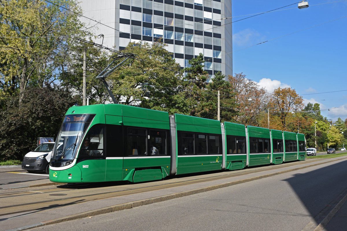 Während der Grossbaustelle am Bankverein, werden fast alle Linien umgeleitet oder verlängert. Am 03.10.2019 bedient der Be 6/8 Flexity 5022, auf der Linie 15 die Haltestelle Grosspeterstrasse.