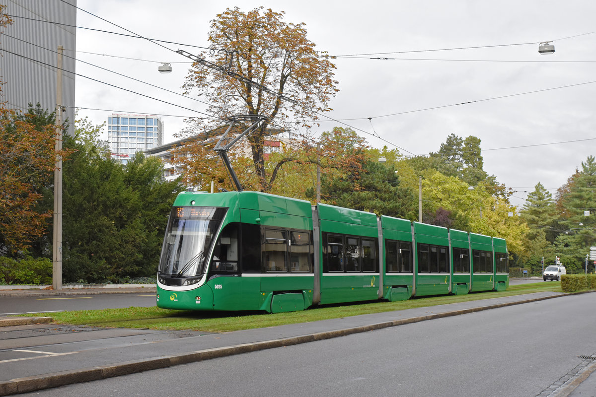 Während der Grossbaustelle am Bankverein, werden fast alle Linien umgeleitet oder verlängert. Am 07.10.2019 fährt der Be 6/8 Flexity 5025, auf der Linie 15, bei der Haltestelle Grosspeterstrasse ein.