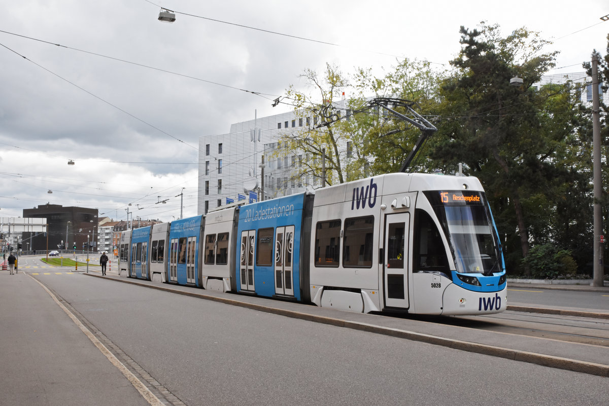Während der Grossbaustelle am Bankverein, werden fast alle Linien umgeleitet oder verlängert. Am 07.10.2019 fährt der Be 6/8 Flexity 5028 mit der IWB Werbung, auf der Linie 15, bei der Haltestelle Grosspeterstrasse ein.
