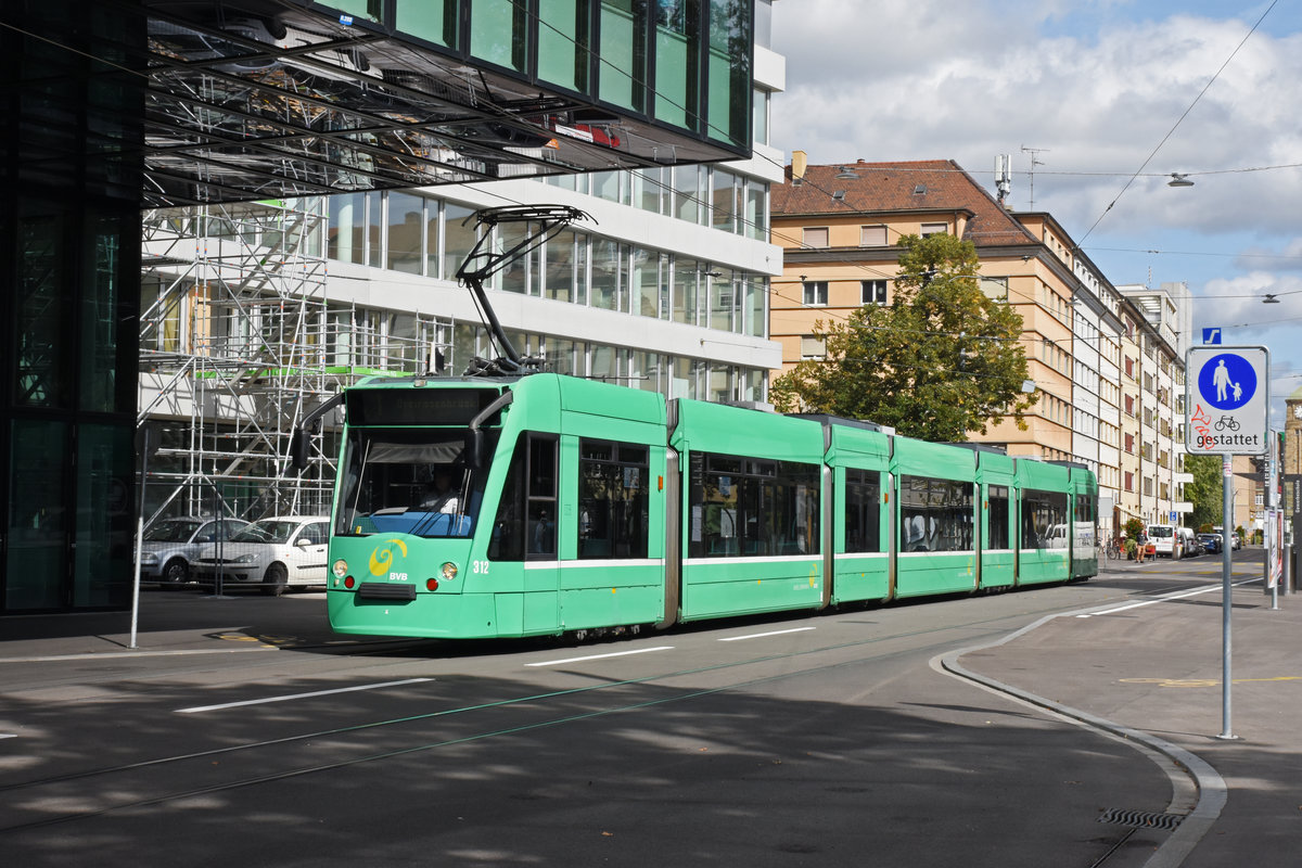 Während der Grossbaustelle am Bankverein, werden fast alle Linien umgeleitet oder verlängert. Am 30.09.2019 bedient der Be 6/8 Combino 312, auf der Linie 1, die Haltestelle Gewerbeschule.
