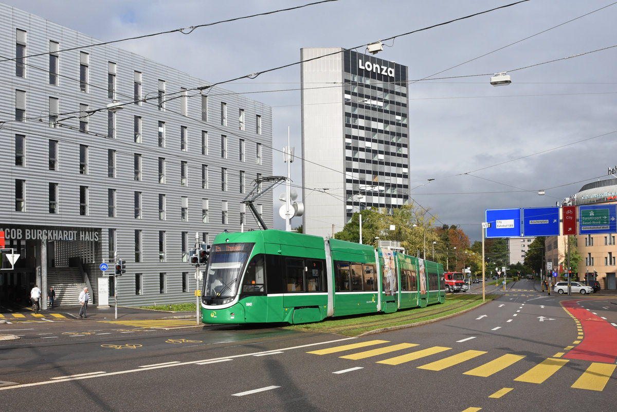 Während der Grossbaustelle am Bankverein, werden fast alle Linien umgeleitet oder verlängert. Am 07.10.2019 fährt der Be 6/8 Flexity 5042, auf der Linie 15, zur Haltestelle Heiliggeistkirche.