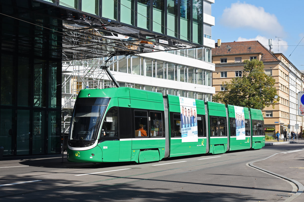 Während der Grossbaustelle am Bankverein, werden fast alle Linien umgeleitet oder verlängert. Am 30.09.2019 verlässt der Be 4/6 Flexity 6014, auf der Linie 16, die Haltestelle Gewerbeschule.