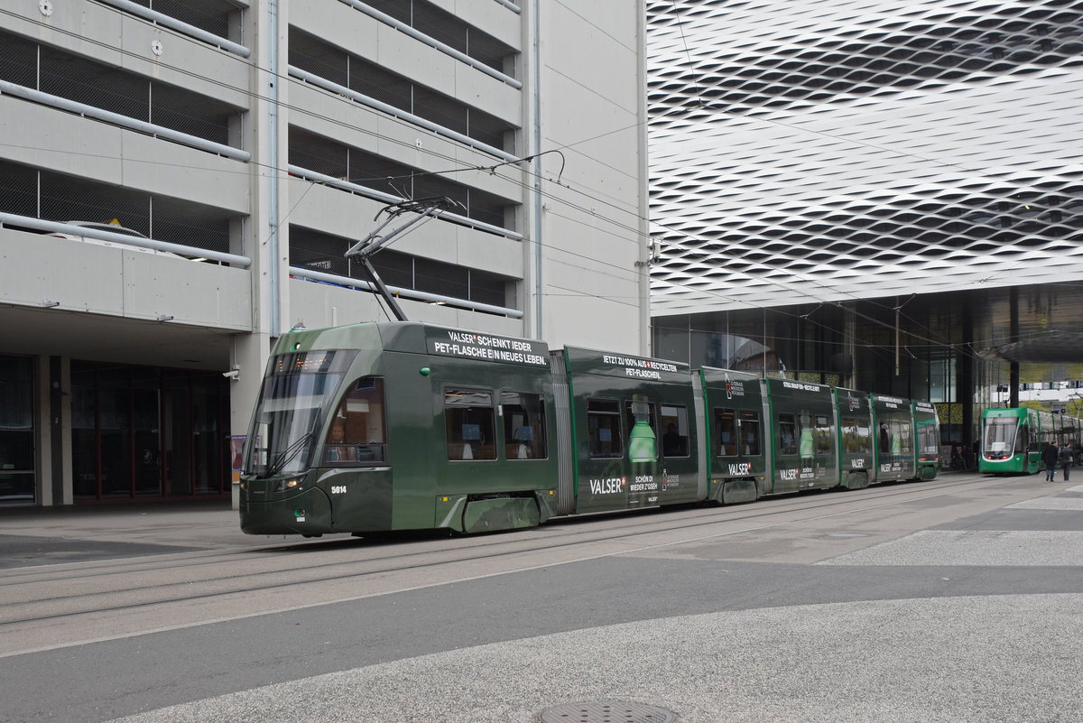 Während der Grossbaustelle am Bankverein, werden fast alle Linien umgeleitet oder verlängert. Am 05.10.2019 verlässt der Be 6/8 Flexity 5014 mit der Werbung für Valserwasser, auf der Linie 1, die Haltestelle Messeplatz Richtung Haltestelle Gewerbeschule.
