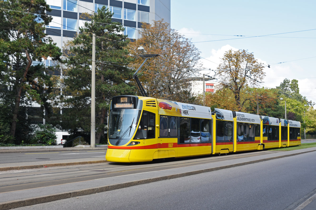 Während der Grossbaustelle am Bankverein, werden fast alle Linien umgeleitet oder verlängert. Am 03.10.2019 fährt der Be 6/10 Tango 167, auf der Linie 10, bei der Haltestelle Grosspeterstrasse ein.