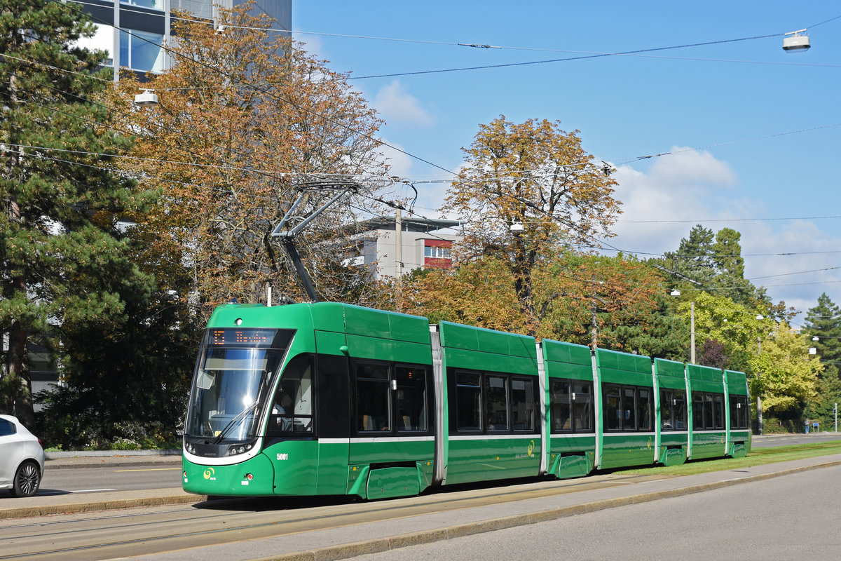 Während der Grossbaustelle am Bankverein, werden fast alle Linien umgeleitet oder verlängert. Am 03.10.2019 fährt der Be 6/8 Flexity 5001, auf der Linie 15, bei der Haltestelle Grosspeterstrasse ein.