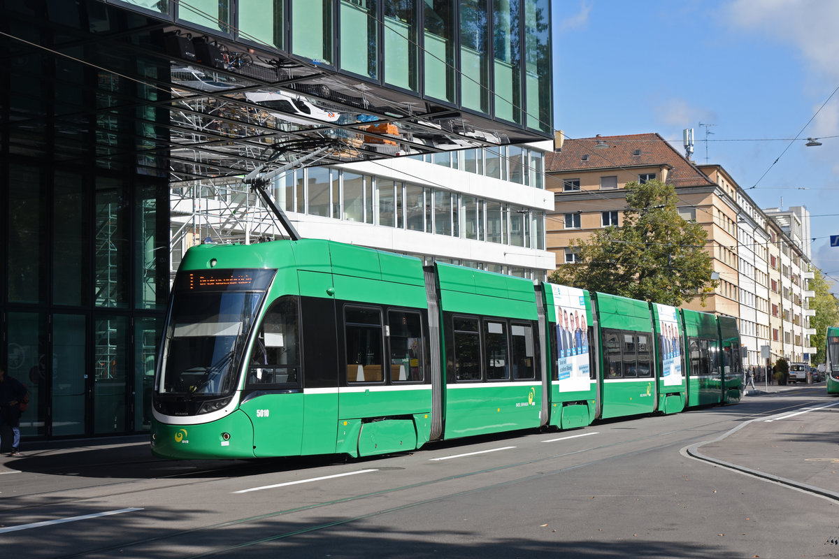 Während der Grossbaustelle am Bankverein, werden fast alle Linien umgeleitet oder verlängert. Am 03.10.2019 verlässt der Be 6/8 Flexity, auf der Linie 1, die Haltestelle Gewerbeschule.