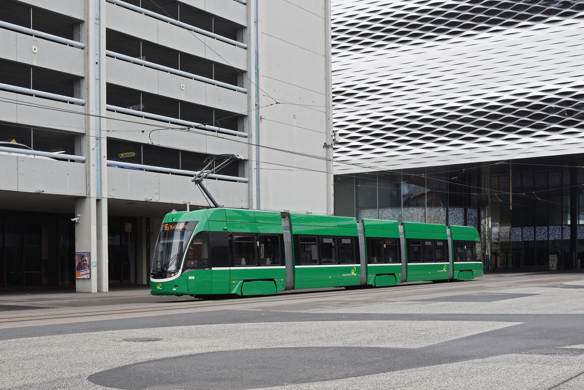 Während der Grossbaustelle am Bankverein, werden fast alle Linien umgeleitet oder verlängert. Am 05.10.2019 verlässt der Be 4/6 Flexity 6010, auf der Linie 16, die Haltestelle Messeplatz Richtung Haltestelle Gewerbeschule.