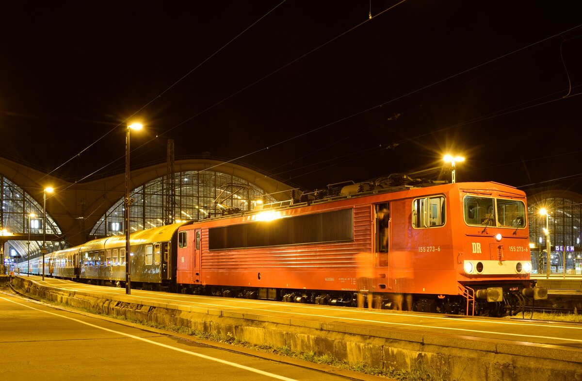 Während der Großteil der Stadt noch schläft steht um 3:35 schon der Sonderzug zur Ostsee bereit. Gezogen wird der Zug von der jüngsten 155er und zwar 155 273 im passenden Farbkleid. 

Leipzig 07.08.2021