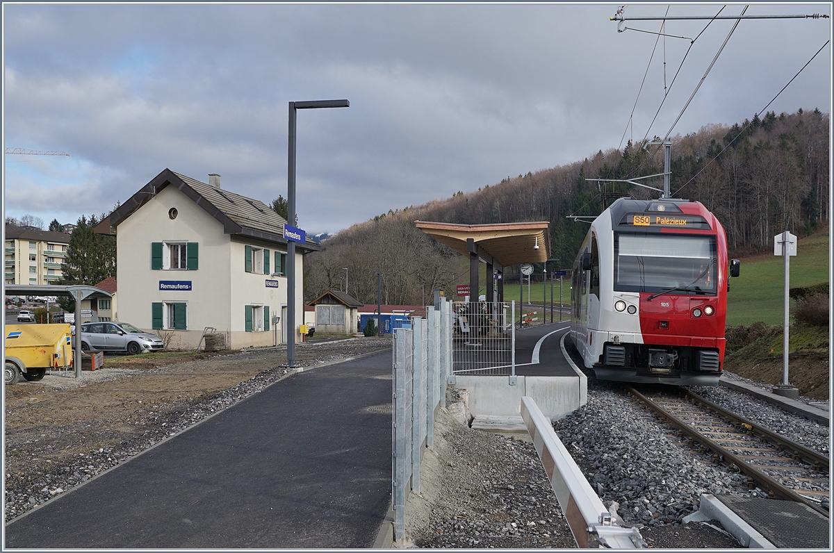 Während der gut sieben monatigen Streckensperre Châtel-St-Denis - Palézieux wurde nicht nur der Bahnhof von Châtel st-Denis umgebaut, sondern auch die Strecke punktuell den Erfordernissen angepasst, wie zum Beispiel in Remaufens, wo die Strecke im Bahnhofsbereich begradigt wurde, wie deutlich am links liegen gelassenen ehemaligen Bahnhofsgebäude festgestellt werden kann. 

Im Bild der TPF SURF ABe 2/4 - B -Be 2/4 105  L'armayi  auf dem Weg nach Palézieux

28. Dez. 2019
 