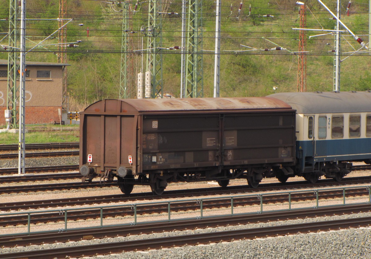 Während die HEF 01 118 am 16.04.2015 auf der Fahrt nach Dresden im DB Werk Erfurt Wasser nahm, stand unterdessen u.a. der mitgeführte RIV D-DB 21 80 2255 688-8 Hbis-ww auf dem Gleisvorfeld in Erfurt. 
