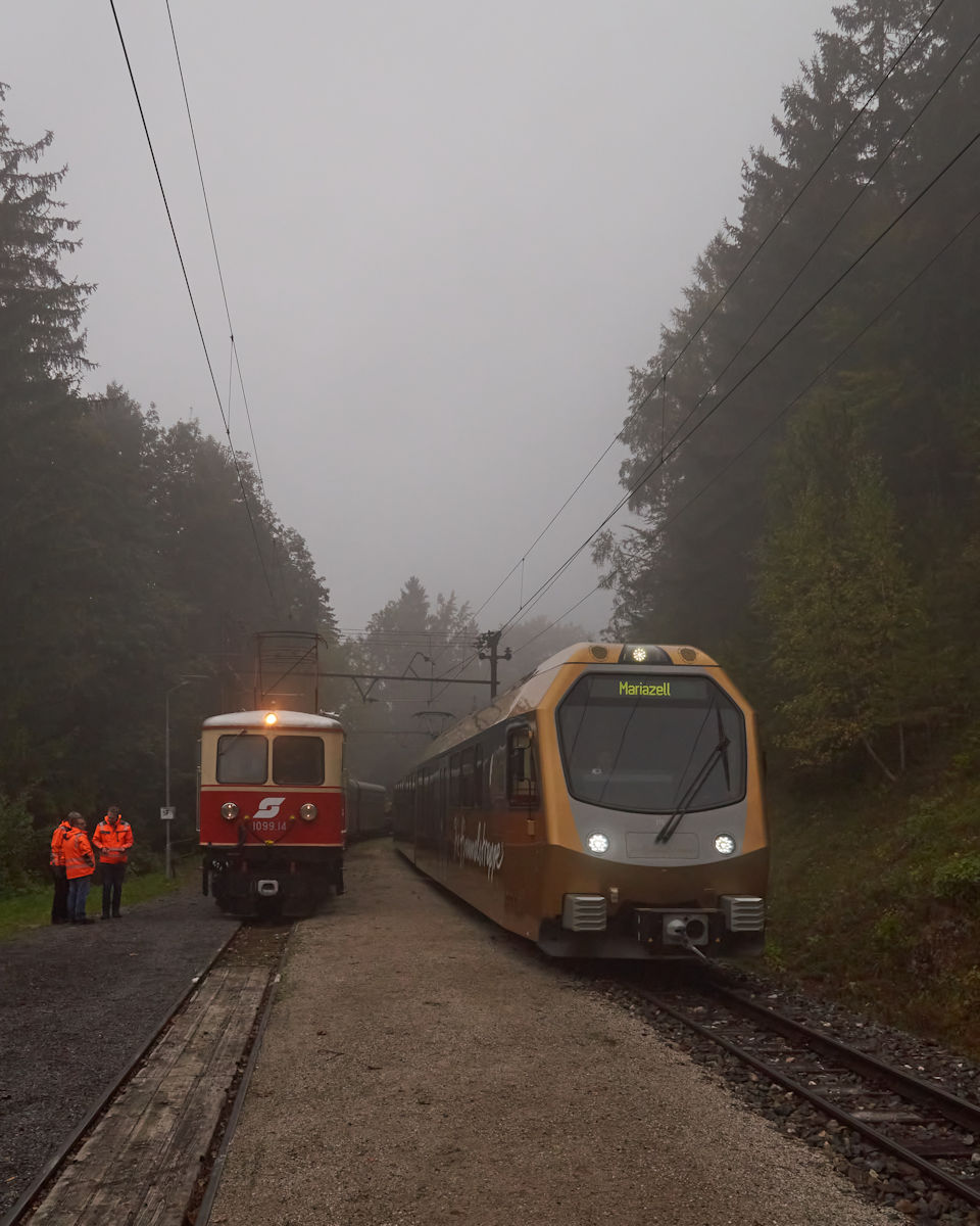 Whrend Himmelstreppe ET2 der NVOG am 29.09.2021 als R6803 auf dem Weg von St. Plten nach Mariazell den Bahnhof Winterbach durchfhrt, bespricht das Zugteam des Fotozuges mit NVOG E14 den Tag.