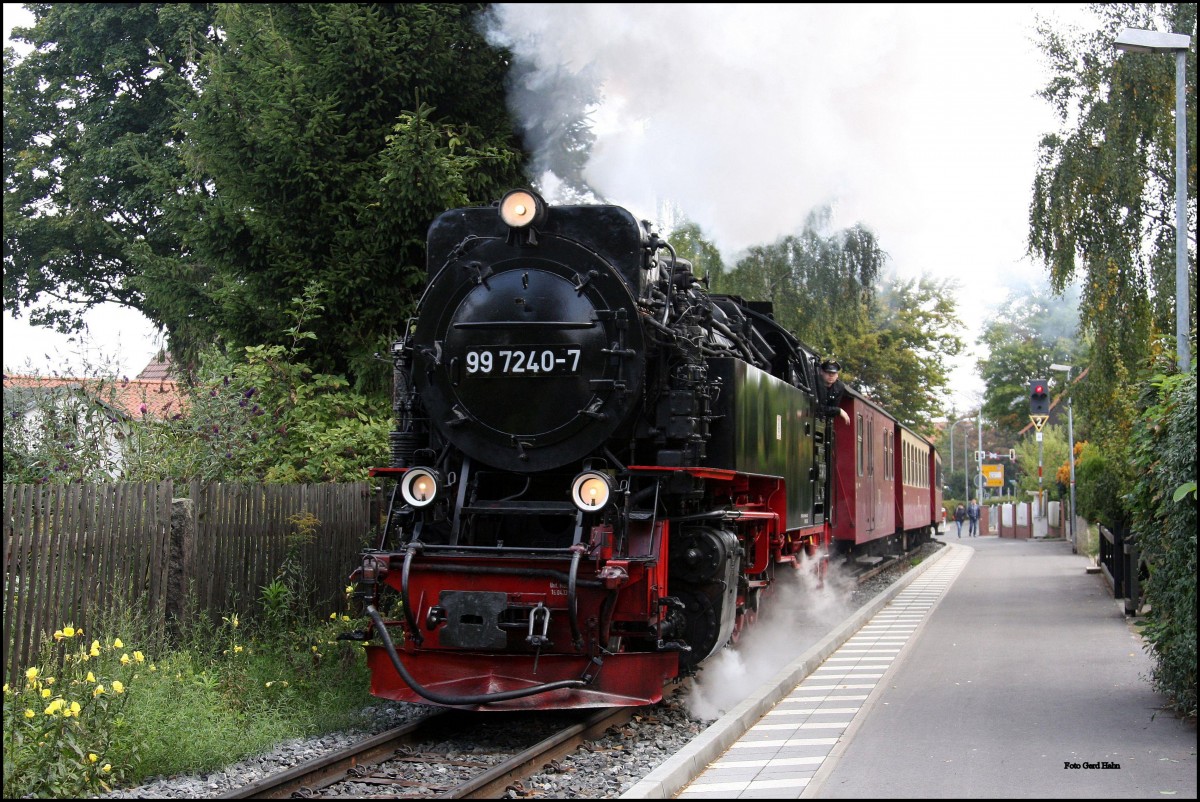 Während hinter mir am 27.09.2015 die Glocken der Bonifatius Kirche läuteten, kam bimmelnd von vorn  über die Straße  An der Malzmühle in Wernigerode 997240 mit ihrem Personenzug hinauf in den Harz angeschnauft.