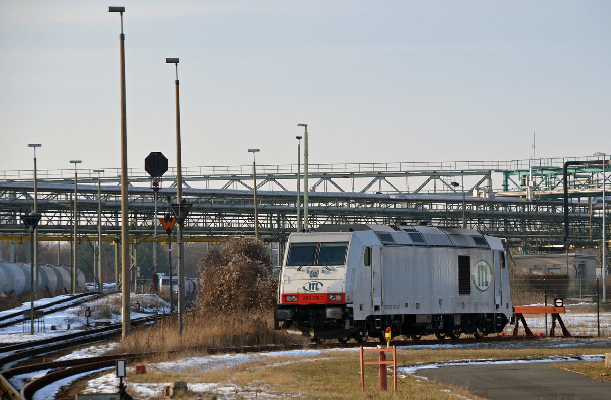 Während im Hintergrund 285 109 bereits von ihrem Zug abgesetzt hat steht im Vordergrund 285 108 im Standort der Regiobahn Bitterfeld abgestellt. Fotografiert am 29.01.17 vom geöffneten BÜ Parsevalstraße.