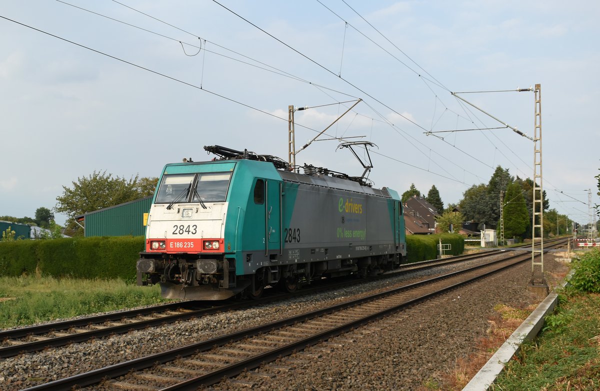 Während im Hintergrund Marschmusik vom Schützenumzug die Luft schwängert, donnert die Cobra 2843  e-drivers  aus Grevenbroich kommend bei Gubberath in Richtung Rheydt am Dienstagabend den 21.8.2018 
