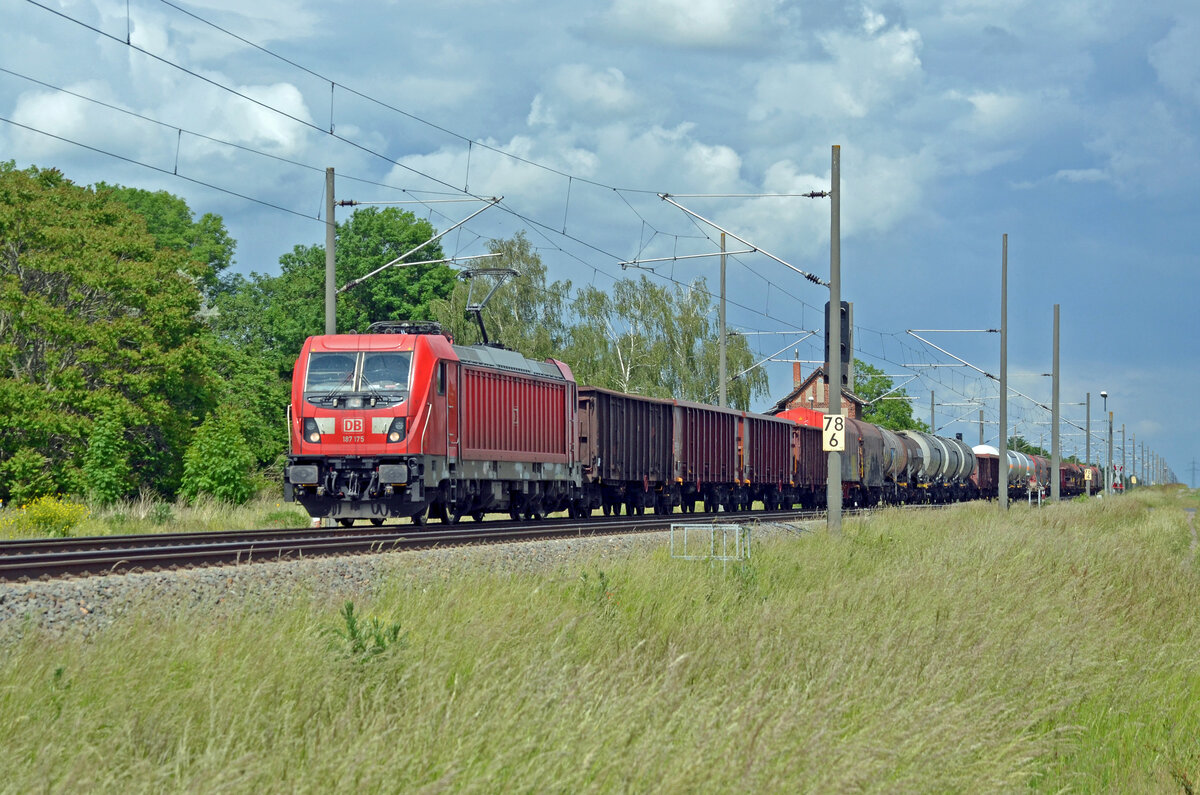 Während im Hintergrund eine Regenfront durchzog rollte 187 175 am 29.05.22 mit einem gemischten Güterzug durch Braschwitz Richtung Halle(S).