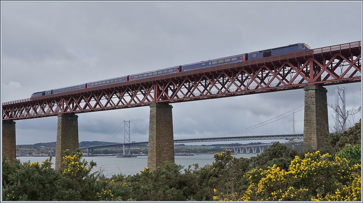 Während die HST 125 Class 43 im Langstreckenverkehr abgelöst werden, finden wenige und verkürzte Züge im innerschottischen Städteverkehr noch eine Zukunft: Ein HST 125 Class 43 Zug ist auf der 2467 Meter langen Forth Bridge bei North Queensferry auf dem Weg in Richtung Edinburgh Waverley. 

23. April 2018