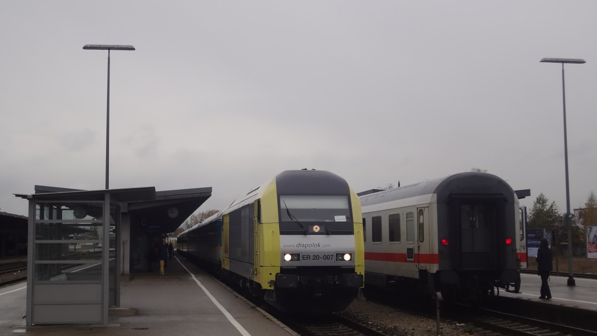 Während der IC  Nebelhorn  auf die Abfahrt nach Augsburg wartet, har ER 20 007 mit ihrem alex München-Lindau/Oberstdorf Kempten erreicht. Oktober 2014.