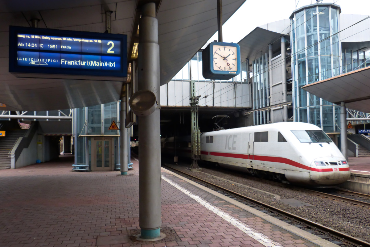 Während der IC seiner Verspätung nachkam fuhr der ICE nach Berlin pünktlich ab. Kassel Wilhelmshöhe 29.01.2016.