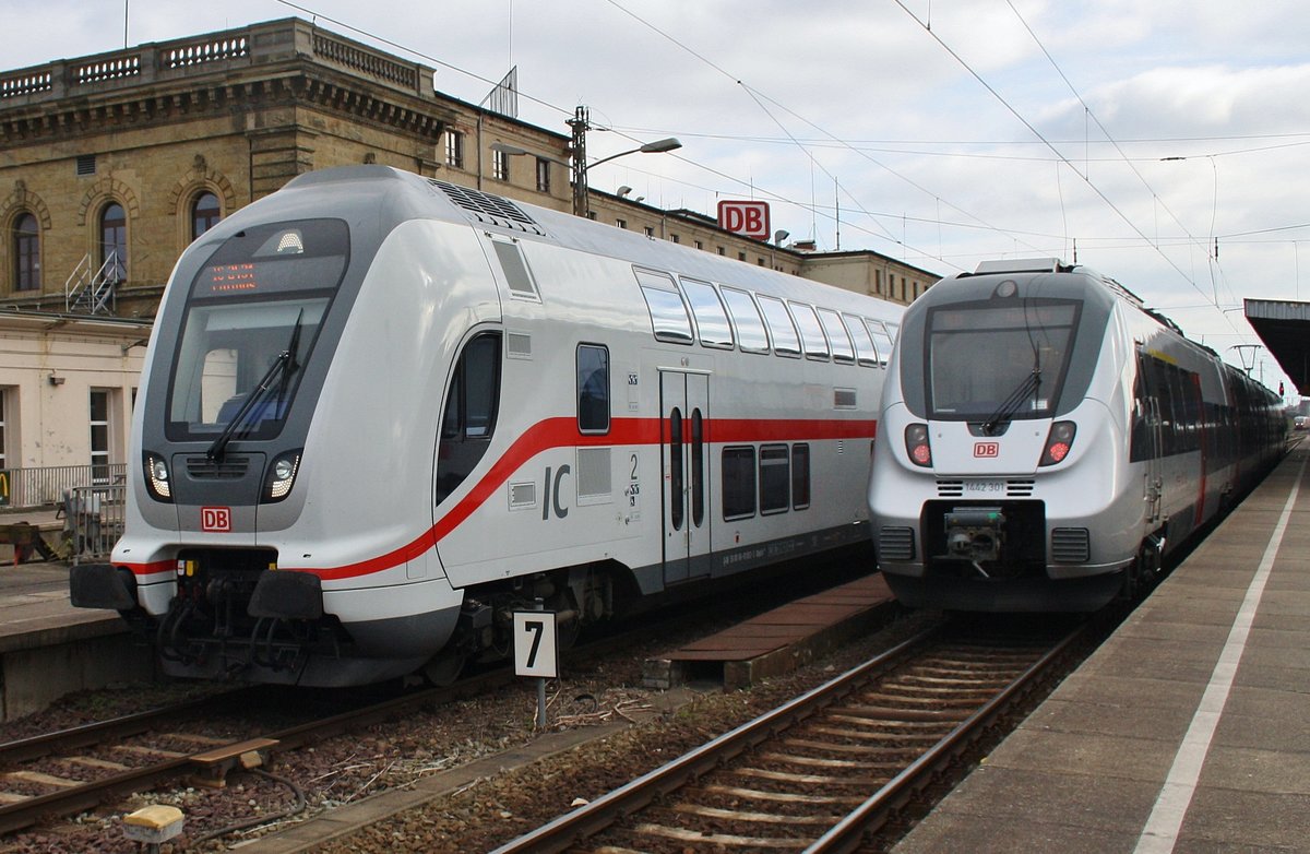 Während der IC2431  Borkum  von Emden Außenhafen nach Cottbus mit 146 551-7 auf Abfahrt wartet, erreicht 1442 301-6 als RE13 (RE16110) von Leipzig Hauptbahnhof den Magdeburger Hauptbahnhof. (7.4.2017)
