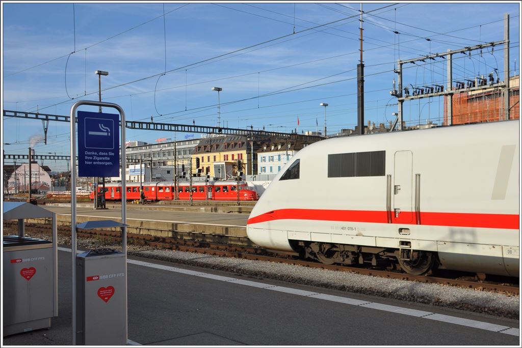 Während ICE 70 aus Chur auf die Abfahrt Richtung Hamburg wartet, fährt im Hintergrund der Churchilpfeil ein. Zürich HB. (13.12.2015)