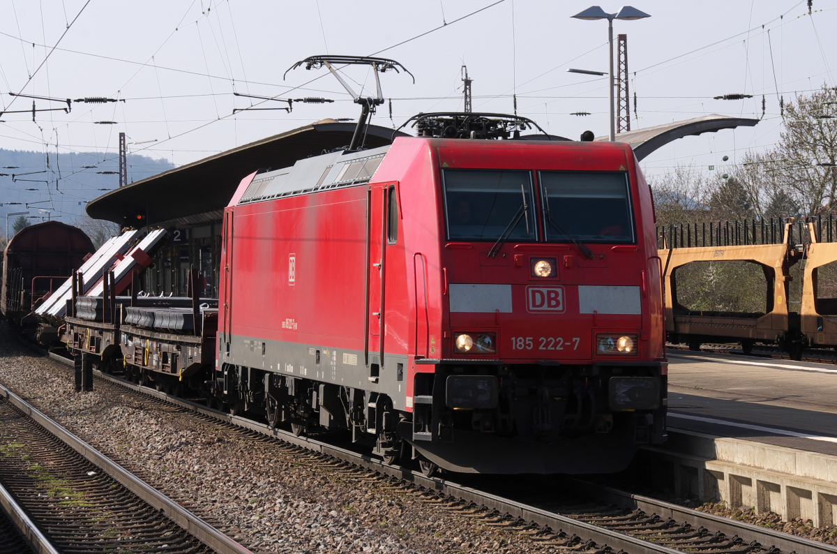 Während ich mit Blickrichtung Ensdorf den  Suppenzug  auf Gleis 2 erwartete wurde die Fahrstraße in Gegenrichtung frei geschaltet und 185 222 kam mit dem Schrägblechwagenzug von der Dillinger Hütte durch den Hbf. in Saarlouis gerumpelt. 
Bahnstrecke 3230 Saarbrücken - Karthaus am 08.04.2015