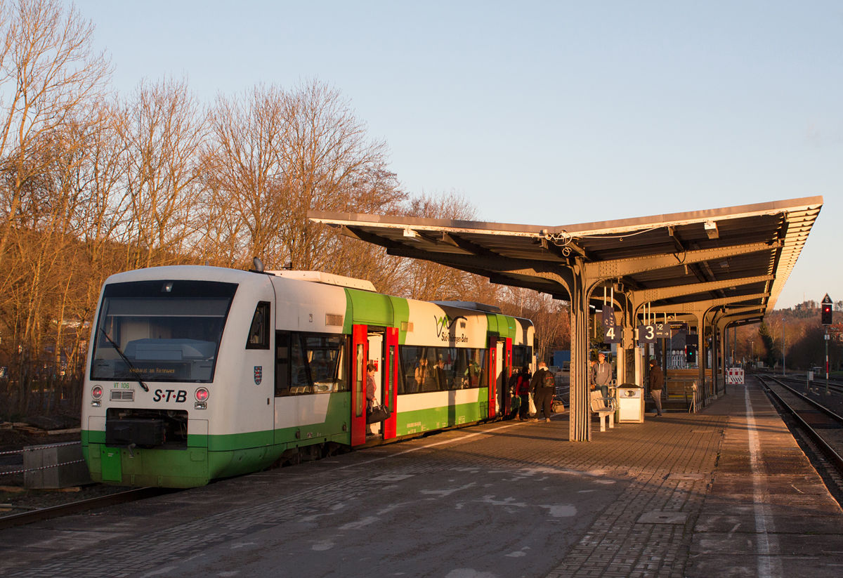 Während ich die Weihnachtstage im westlichen Thüringen verbrachte, wurde dem Bahnhof von Bad Salzungen auch mal wieder ein Kurzbesuch abgestattet. Schließlich war der 26.12.14 der vorerst letzte sonnige Tag mit angenehmen Temperaturen. Der Bahnhof erfährt zurzeit größere Umbauarbeiten, die weitestgehend auf diesem Bild ferngehalten wurden. Wer weiß, wie lange diese schöne und altvertraute Bahnsteigüberdachung erhalten bleibt? Vielleicht wird sie restauriert, was den geneigten Eisenbahnfreund sicherlich freuen würde. VT 106 (650 506-8) der Süd-Thüringen-Bahn legt auf seiner langen Fahrt nach Saalfeld -> Neuhaus am Rennweg gerade einen Halt ein und läßt Fahrgäste aus- und zusteigen. Der VT befährt hierfür die Strecken Eisenach - Meiningen -> Meiningen - Arnstadt -> Arnstadt - Saalfeld. Zur Endstation führt eine Buslinie. 