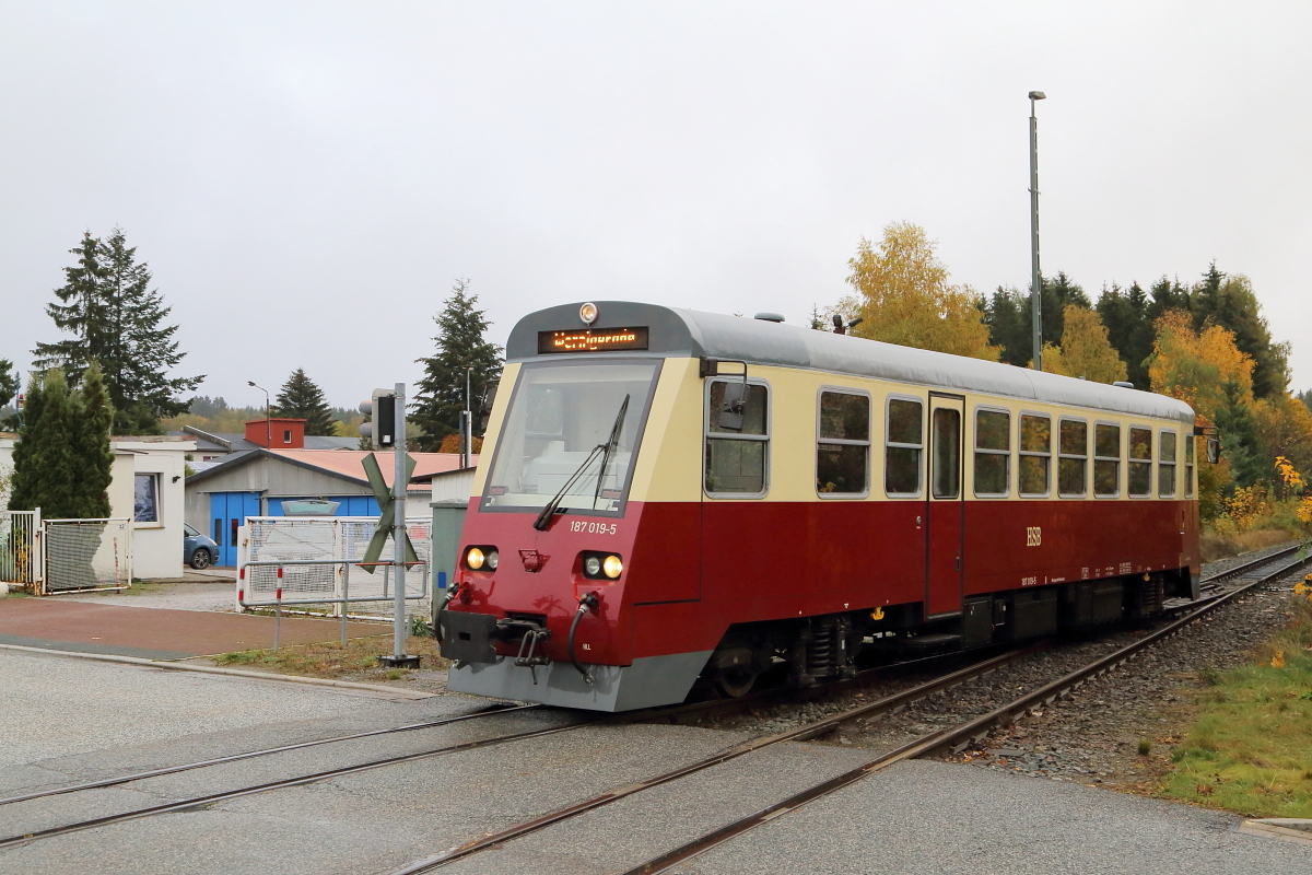 Während der IG HSB-Sonderzug im Bahnhof Benneckenstein am 22.10.2016 auf das Freiwerden der Strecke in Richtung Eisfelder Talmühle wartet, brummt in gemütlichem Tempo Triebwagen 187 019, untewegs als P8902 mit Fahrziel Wernigerode, in den Bahnhof hinein.