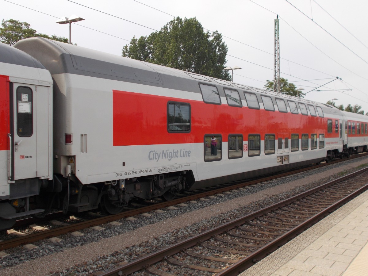 Während die Jahre zuvor der CNL Zürich-Binz-Zürich mit zwei WLABm kam,kommt der Nachtzug in diesem Jahr nur noch mit einem Doppelstockschlafwagen.Aufnahme am 05.Juli 2014 bei der Ankunft aus Zürich in Bergen/Rügen.