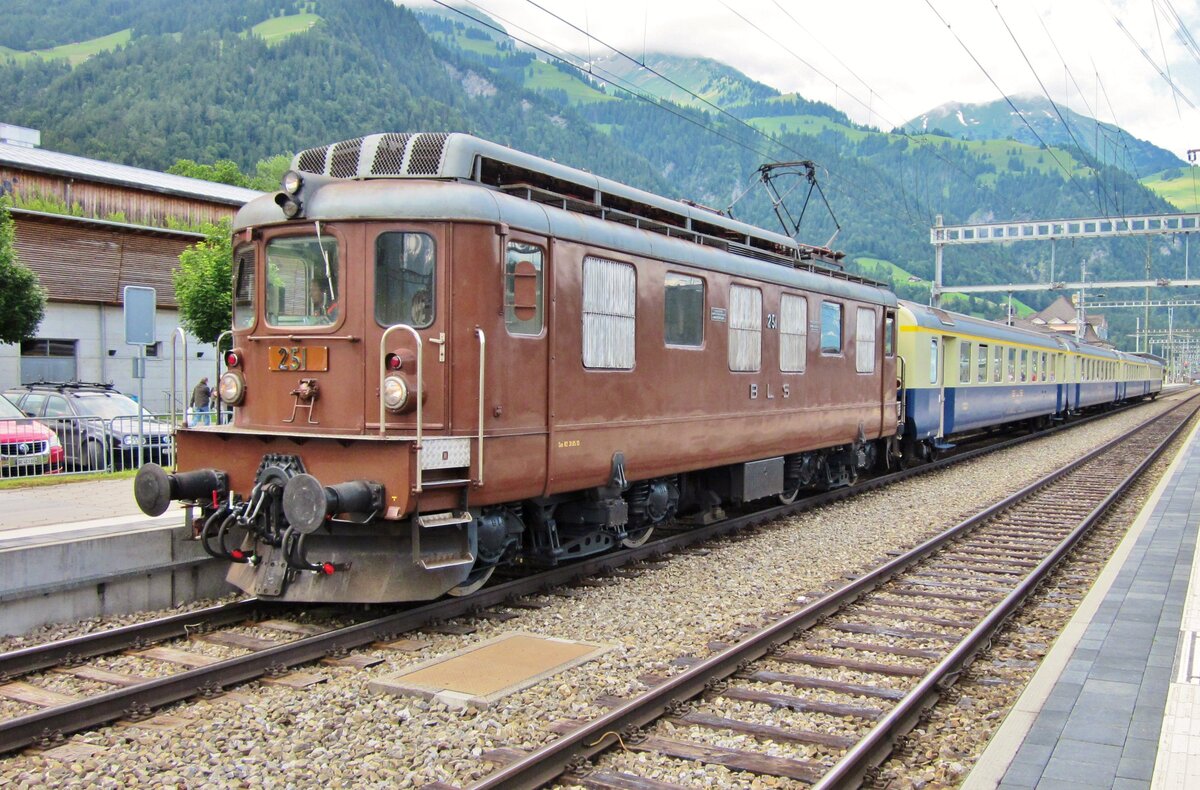Während das Jubiläum  100 jahre BLS 1913-2013  steht am 30 Juni 2013 BLS 251 mit ein Pendelzug nach Kandersteg in Frutigen.