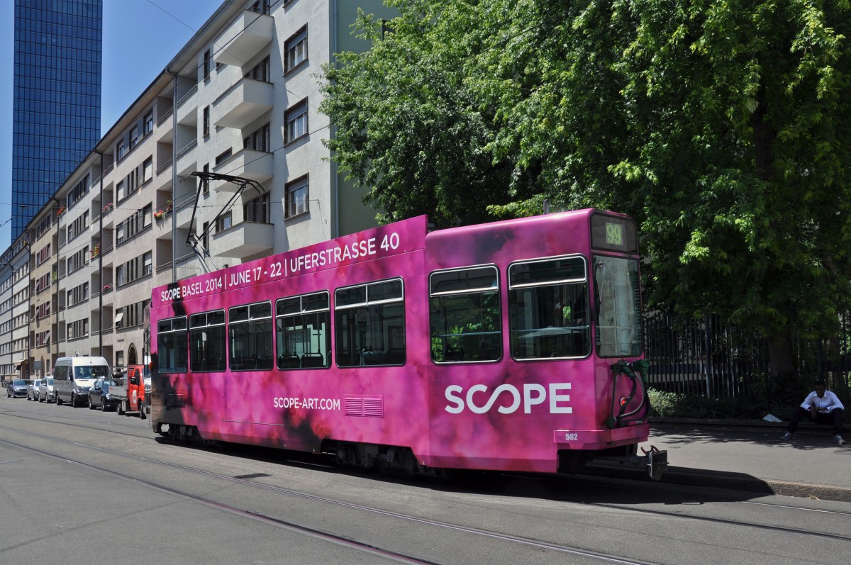 Während der Kunstmesse Art Basel verkehrt der Be 4/4 502 mit der SCOPE Art Werbung als Shuttle Tram zwischen dem Badischen Bahnhof und Wiesenplatz. Die Aufnahme entstand am 21.06.2014 kurz vor der Haltestelle Gewerbeschule.