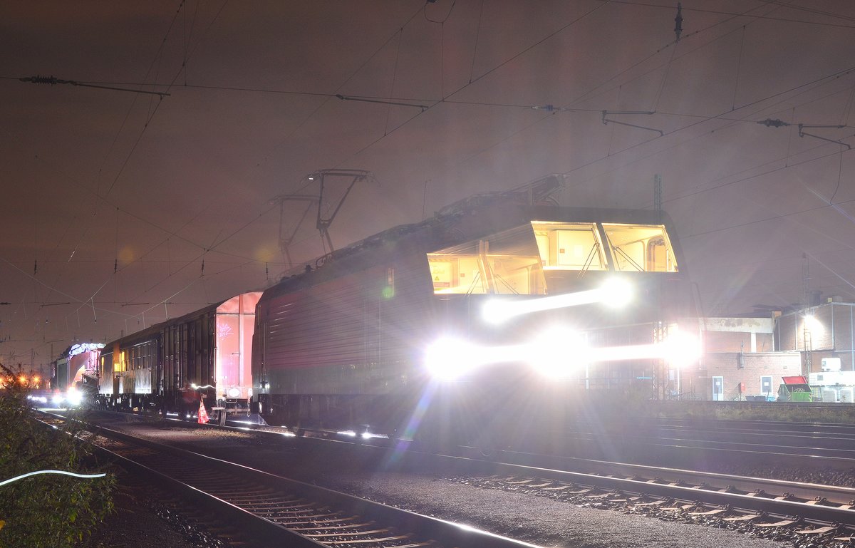 Während einer Langzeitlichtung von bewegten Objekten kommen immer wieder interessante Bilder raus. Hier rangiert 189 007 an den Trafo und wird in Kürze in Richtung Rheinhausen aufbrechen.
Das Foto wurde von einem öffentlichen Weg gemacht.

Krefeld Linn 24.11.2019