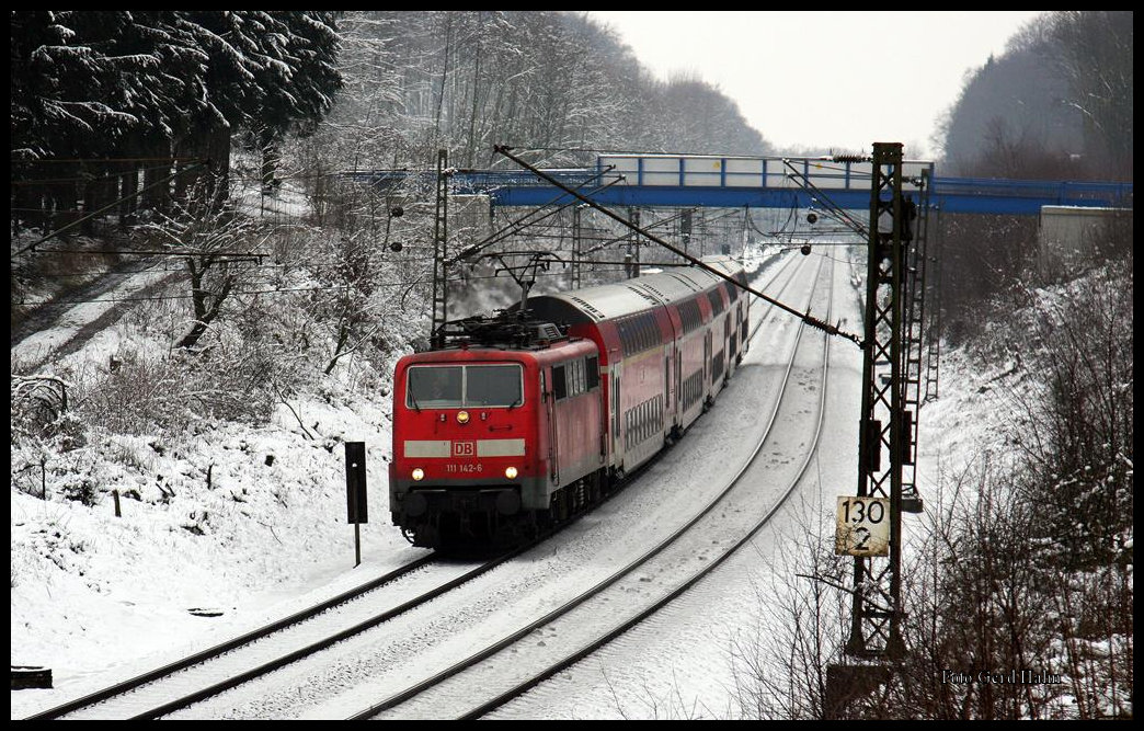 Während der letzten Schneetage war 111142 im Regioverkehr auf der Rollbahn im Einsatz. Am 18.2.2016 kam sie um 10.40 Uhr mit dem RE nach Bremerhaven bei Ostercappeln - Haren durch das noch verschneite Wiehengebirge.