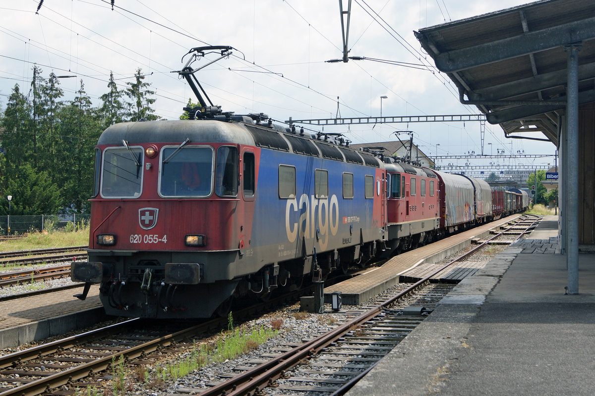 Während den letzten Tagen rar geworden sind die Re 620 bzw. Re 6/6 Lokomotiven im Güterverkehr von SBB CARGO. Da zur Zeit über zwanzig dieser fotogenen Lokomotiven abgestellt worden sind, kommen sie wenigstens in meiner BB.de Fotoserie vom 25. Juli 2019 nicht zu kurz, weil ich diese Kraftpakete mit 10 600 PS auch immer wieder sehr gerne fotografiere.
In Betrieb genommen wurden sie in den Jahren 1972 bis 1977. Langsam aber sicher werden sie nach und nach durch Vectrons ersetzt.
Der nachmittagliche Güterzug Gerlafingen-RBL mit Re 10/10 anstatt einer Re 620. Verewigt wurde der nicht alltägliche Güterzug mit der Re 620 055  COSSONAY  an der Spitze des Zuges anlässlich der Bahnhofsdurchfahrt Biberist am 15. Juli 2019.
Foto: Walter Ruetsch