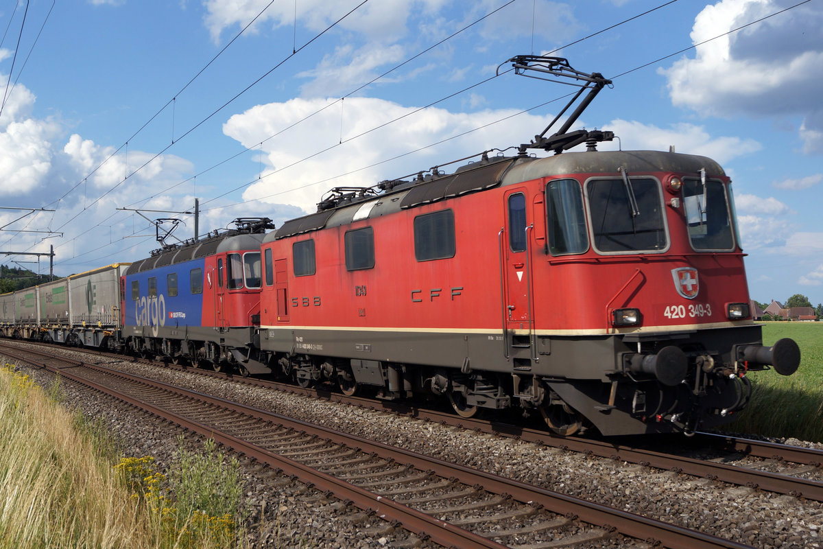 Während den letzten Tagen rar geworden sind die Re 620 bzw. Re 6/6 Lokomotiven im Güterverkehr von SBB CARGO. Da zur Zeit über zwanzig dieser fotogenen Lokomotiven abgestellt worden sind, kommen sie wenigstens in meiner BB.de Fotoserie vom 25. Juli 2019 nicht zu kurz, weil ich diese Kraftpakete mit 10 600 PS auch immer wieder sehr gerne fotografiere.
In Betrieb genommen wurden sie in den Jahren 1972 bis 1977. Langsam aber sicher werden sie nach und nach durch Vectrons ersetzt.
Re 10/10 unterwegs in den Süden bei Bollodingen am 7. Juli 2019. Eingereiht ist die Re 620 068  STEIN SÄCKINGEN .
Foto: Walter Ruetsch 