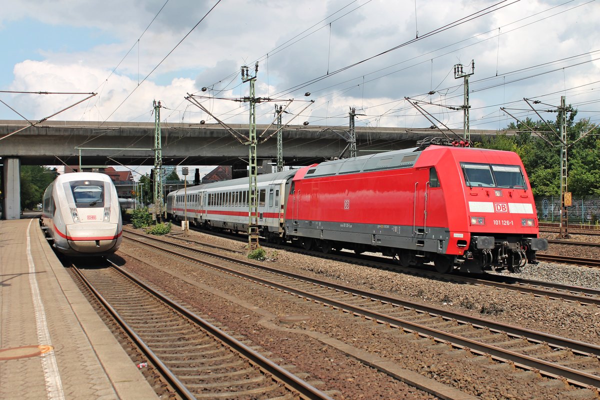 Während links am Mittag des 19.07.2019 der 412 015 (9015/5812 015-6) auf Gleis 5 im Bahnhof von Hamburg Harburg stand und auf seine Ausfahrt wartete, fuhr die 101 126-1 mit ihrem InterCity von Gleis 3 bereist in RIchtung Maschen aus.
