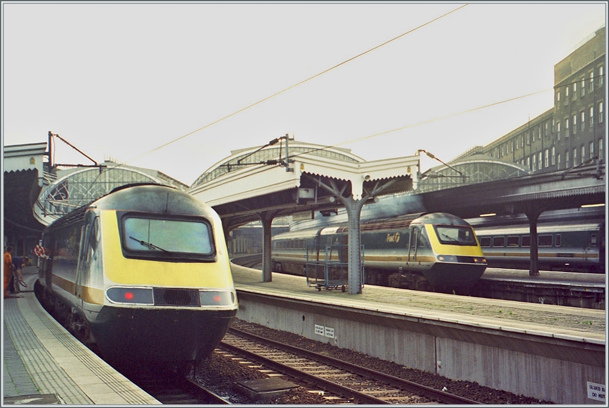 Während der links im Bild zu sehende HST 125 Class 43 sein Ziel Paddington erreicht hat, macht sich rechts im Bild  first  HST 125 Class 43 rauchend auf den Weg in den Westen. 

ein Analogbild vom 9. November 2000