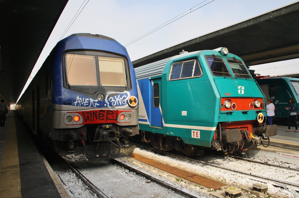Während links der R11030 von Venezia Santa Lucia nach Udine mit 464.250 auf Abfahrt wartet, erreicht auf dem Nachbargleis der R2238 von Bologna Centrale mit 464.696 den Bahnhof Venezia Santa Lucia. (2.10.2016)