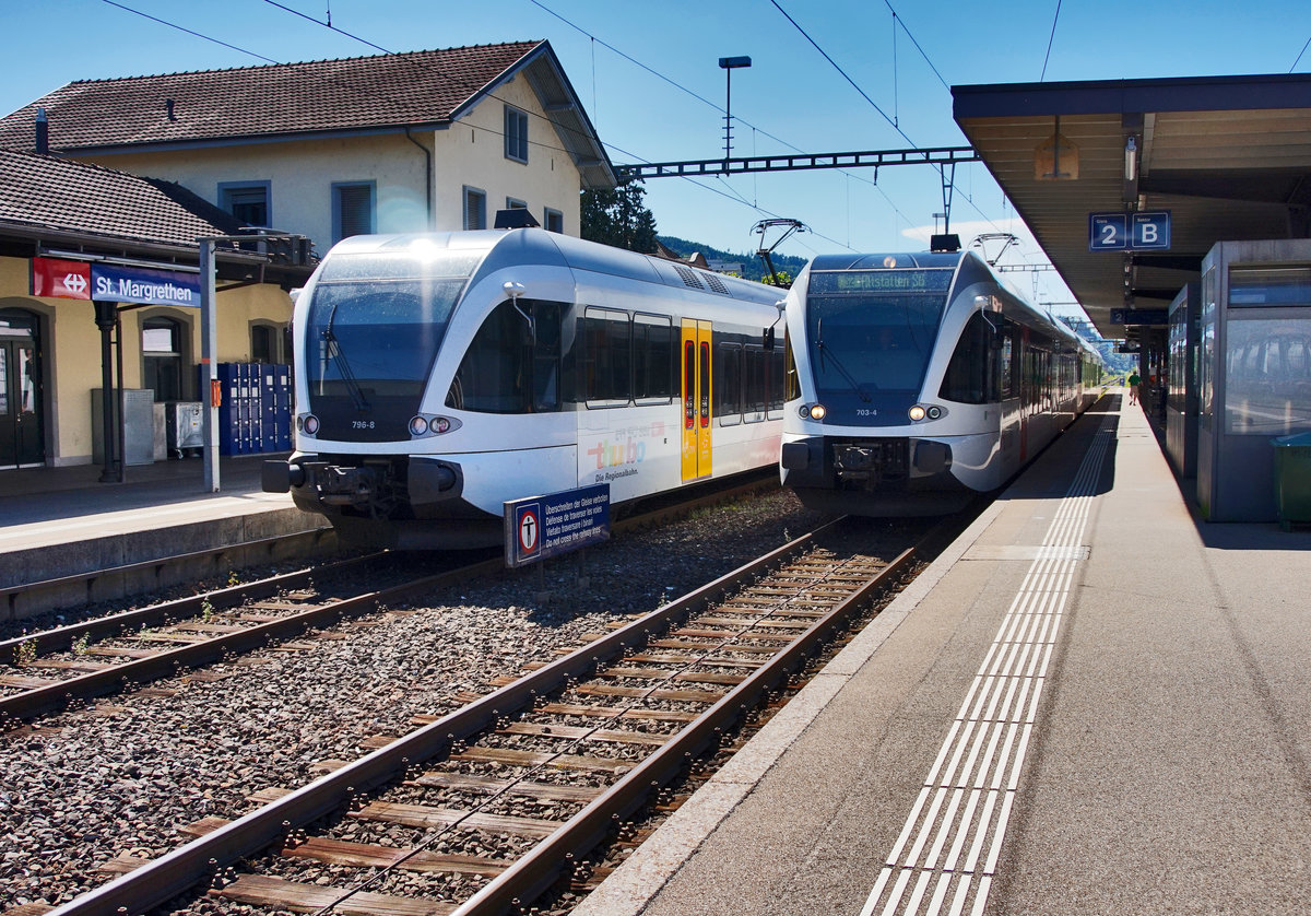 Während links der RABe 526 796-8 als S3 23362 auf seine Abfahrt nach St. Gallen wartet, fährt auf dem rechten Gleis der RABe 526 703-4 als S2 23257 von St. Gallen nach Altstätten SG ein.
Aufgenommen am 18.7.2016, im Bahnhof St. Margrethen.